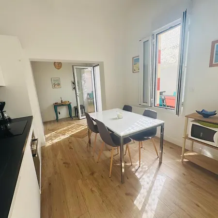 Holiday home Location Maison Les Pieds Dans L'eau - 8 Personnes *